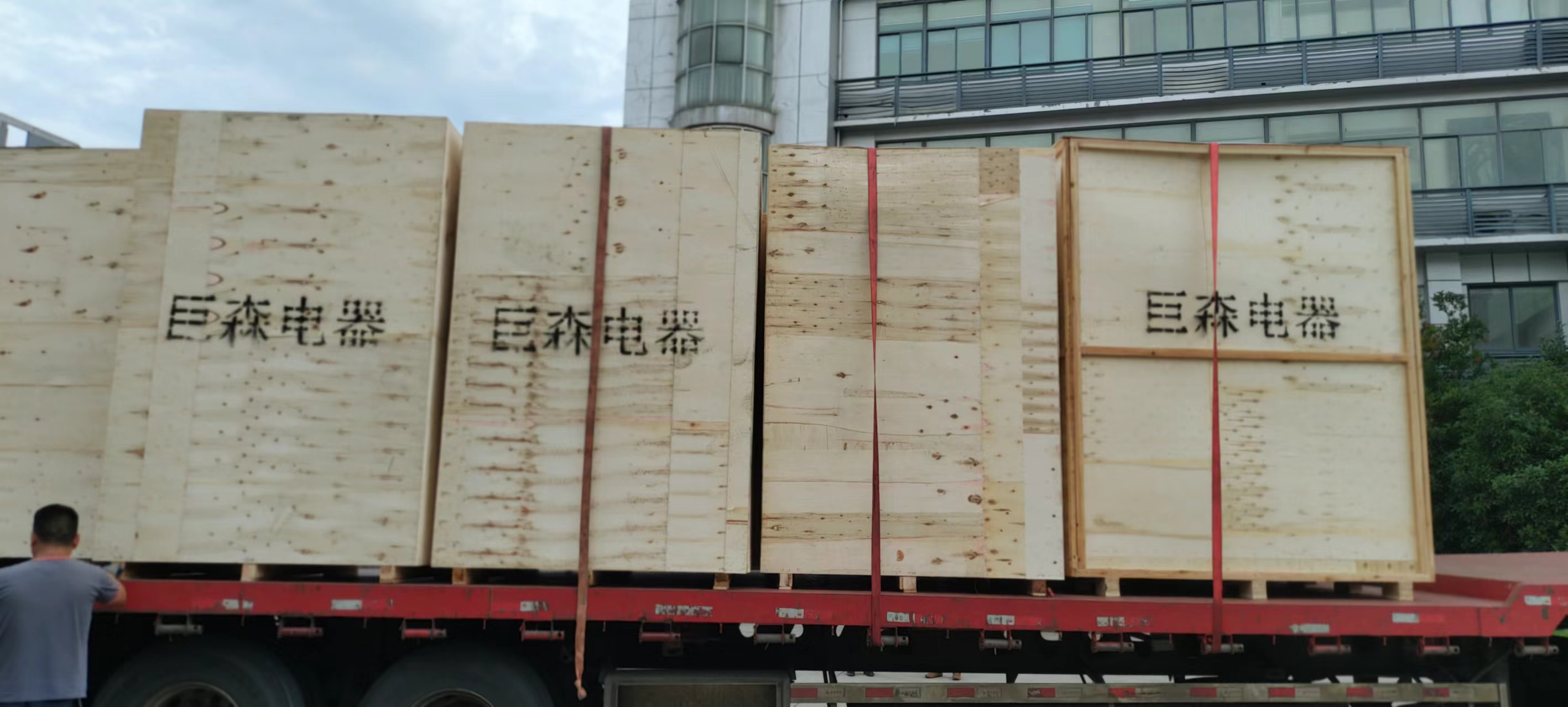 熱烈祝賀我公司配套的“浙江海創(chuàng)達(dá)生物材料公司年產(chǎn)15萬噸聚乳酸項目”2套10KV單相選線接地故障系統(tǒng)，2臺10KV低殘壓母線保護(hù)裝置，2臺20KV低殘壓母線保護(hù)裝置完工并順利裝車