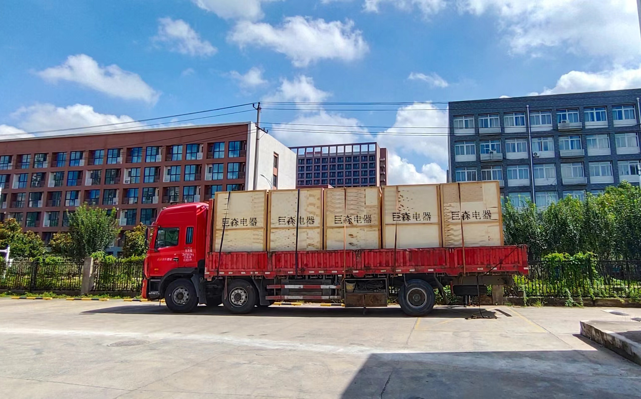 熱烈祝賀我公司配套的“安徽交控東流新材料東至產(chǎn)業(yè)園一期項目”10臺10KV低殘壓母線保護(hù)裝置完工并順利裝車