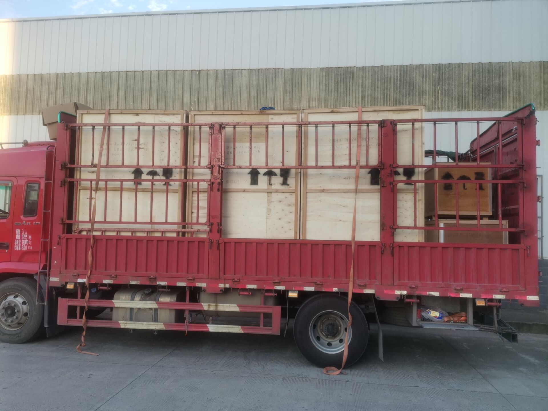 熱烈祝賀我公司配套的“浙江北侖電廠一期節能減排改造項目”6臺10kv低殘壓柜、2臺控制器及3臺轉運車完工并順利裝車