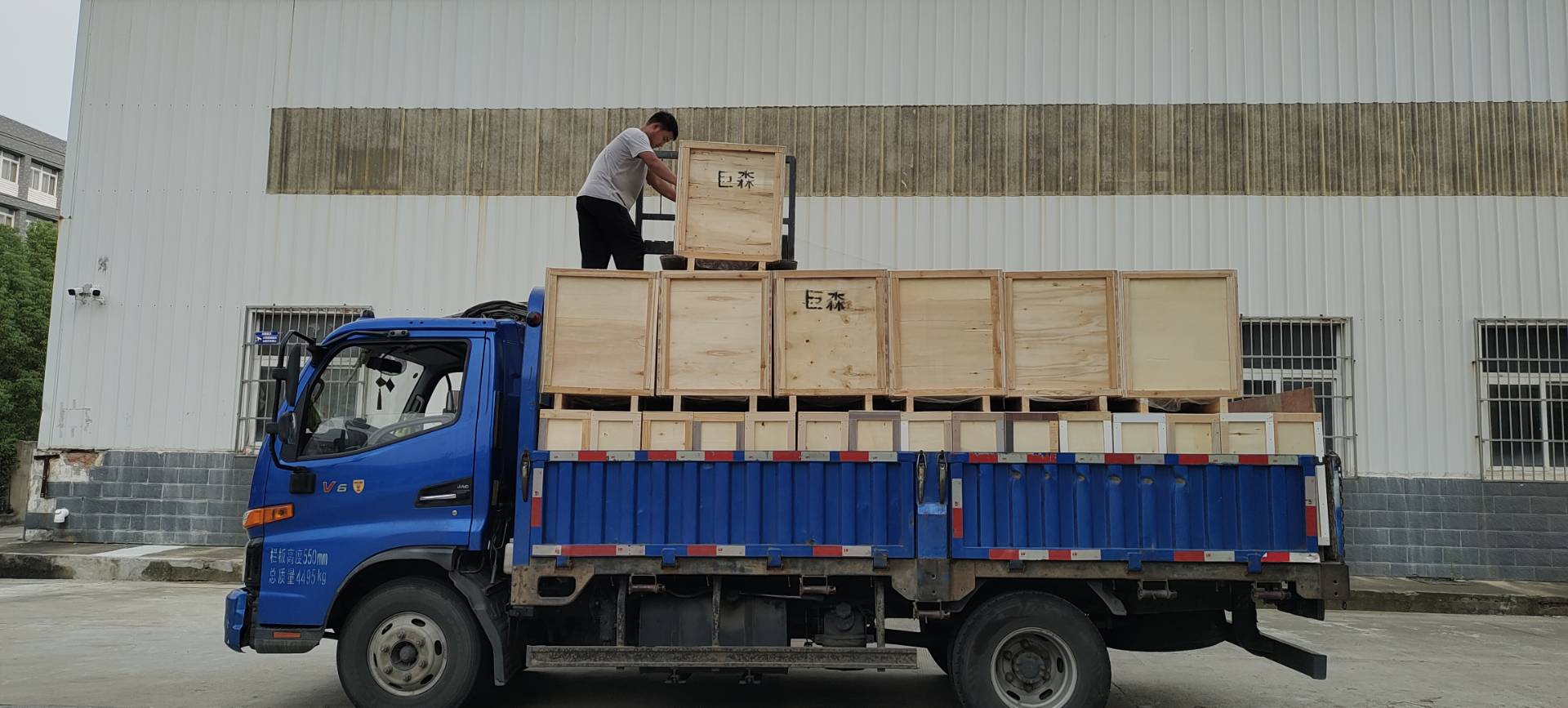 熱烈祝賀我公司配套的“華電新疆喀什伽師、烏恰、凱升木壘光伏園區、古爾班通古特沙漠基地等七個風電及光伏子項目”35KV單只避雷器首批324只完工并順利裝車