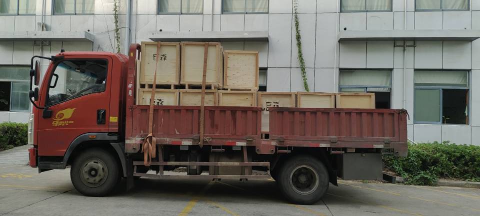 熱烈祝賀我公司配套的“華電新疆喀什伽師、烏恰、凱升木壘光伏園區、古爾班通古特沙漠基地等七個風電及光伏子項目二標段”35KV單只避雷器 216只完工并順利裝車