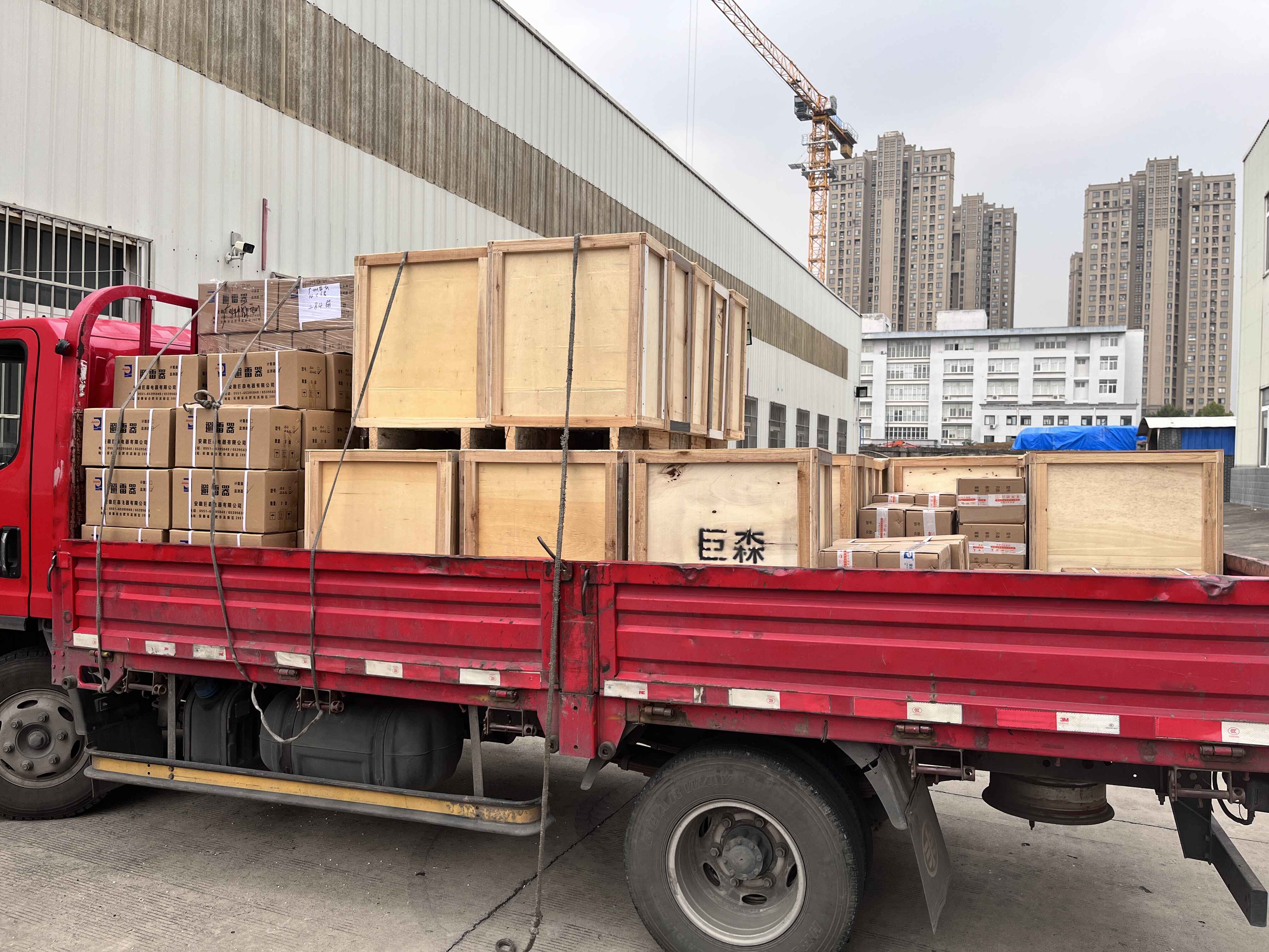 “華電新疆喀什伽師、烏恰、凱升木壘光伏園區、古爾班通古特沙漠基地等七個風電及光伏子項目一標段及OBI中區碼頭35KV變電站項目”配套產品順利裝車