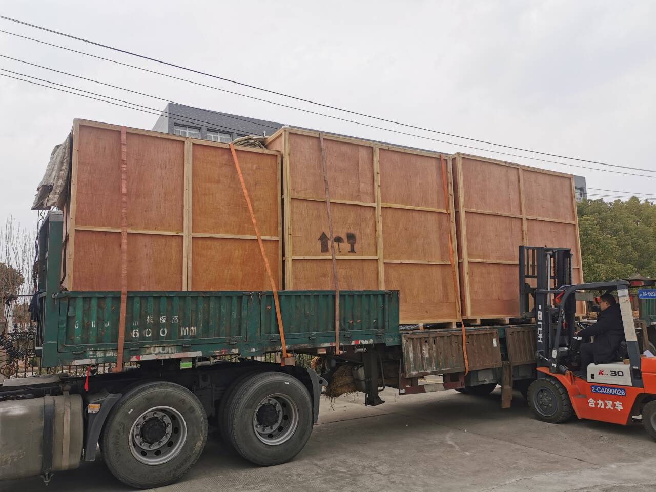 熱烈祝賀我公司配套的“寧波力勤資源科技股份有限公司OBI4*380MW OST石灰石變電站項目”2臺35KV抑制柜和2臺10KV抑制柜順利裝車發運