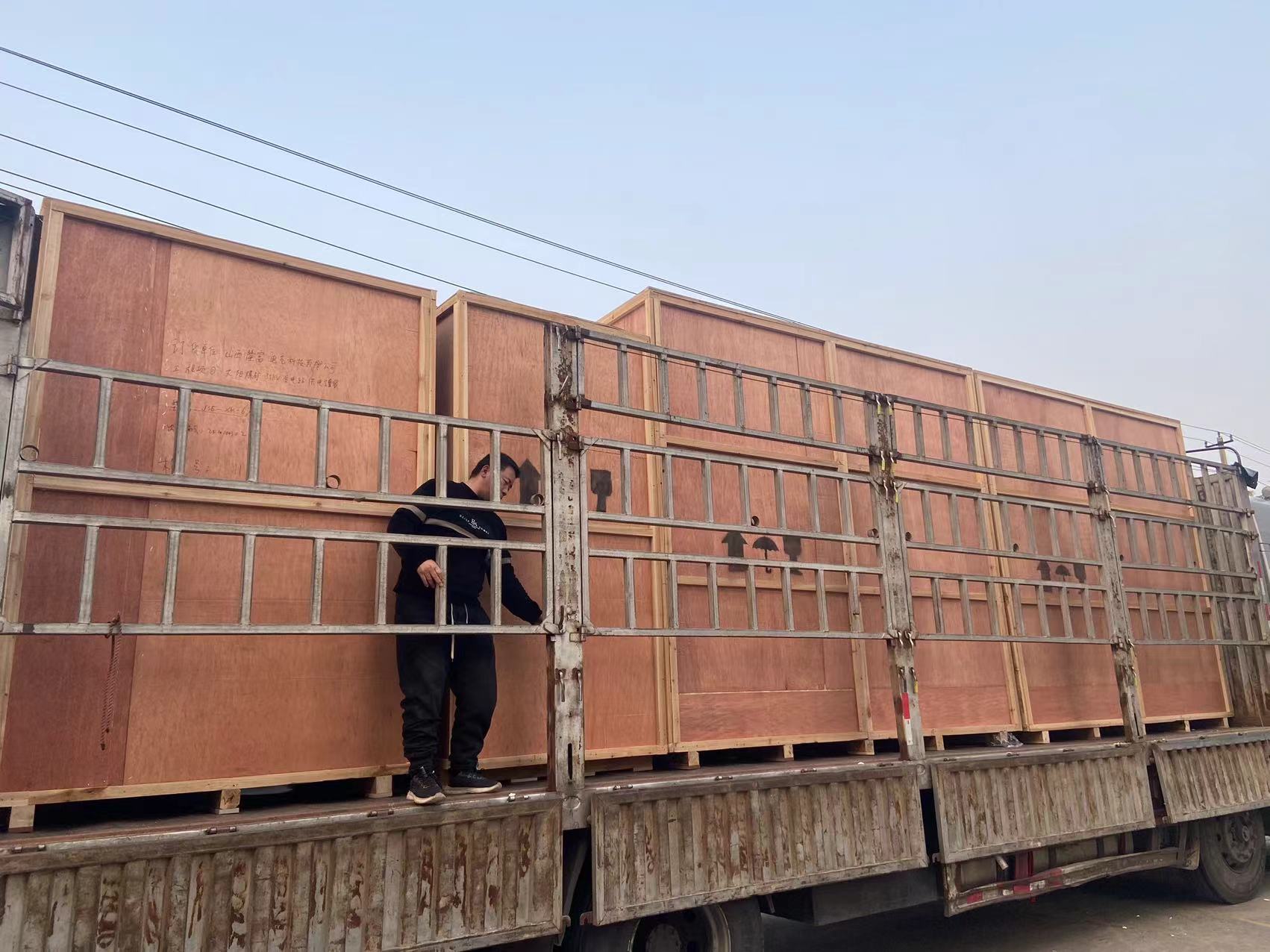 熱烈祝賀我公司配套的“大陽煤礦項目”2臺35KV抑制柜和2臺6KV消弧消諧柜順利裝車發運