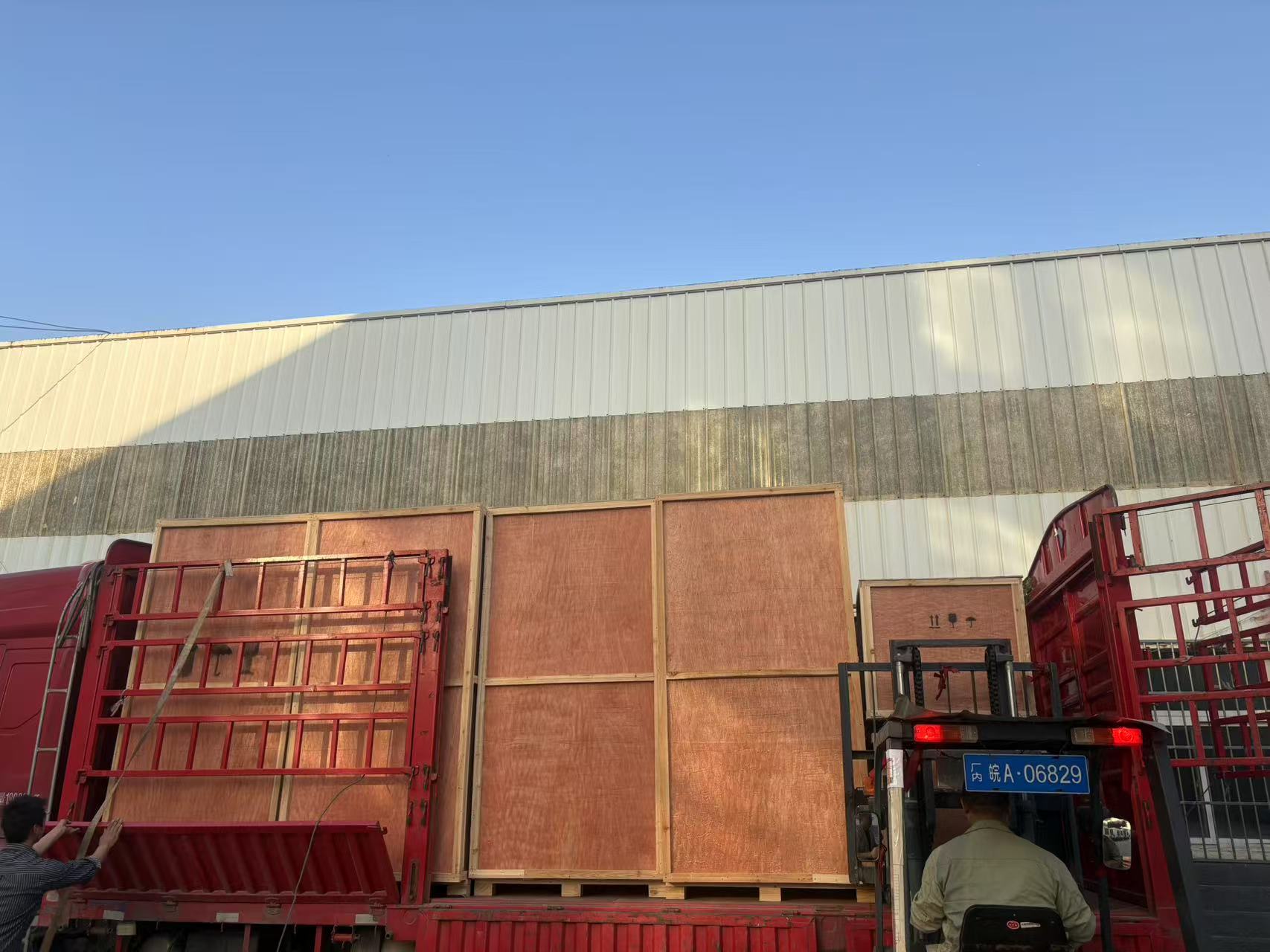 熱烈祝賀我公司配套的“浙江綠儲中廣核新能源青海德令哈光儲熱一體化200萬千瓦項目”4臺6KV抑制柜和4臺轉運車順利裝車發運！