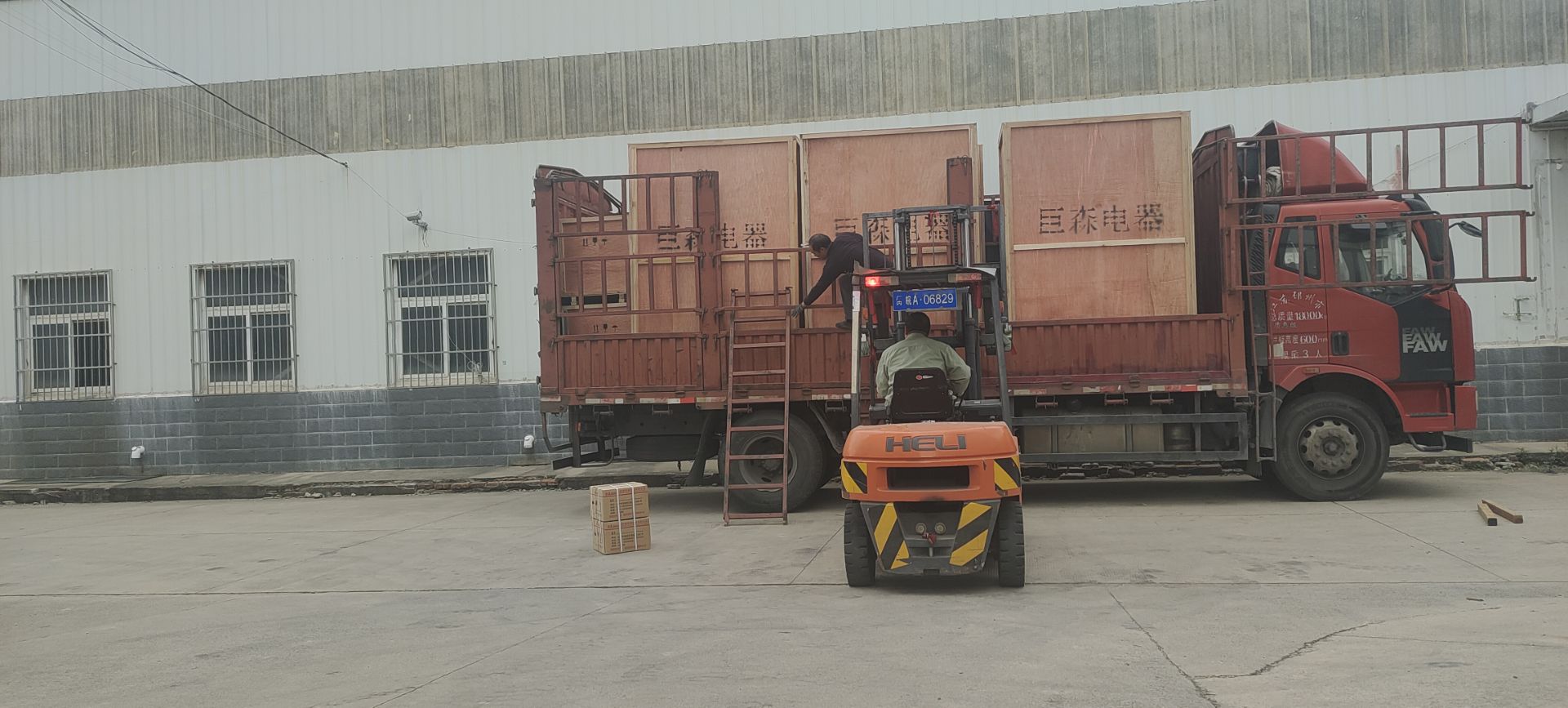 熱烈祝賀我公司配套的“大唐金華天然氣發電2*735MW機組 2臺6KV低殘壓母線保護裝置配套2轉運車；安吉電廠(國能安吉梅溪2*9H燃機擴建）項目”4臺6KV低殘壓母線保護裝置順利裝車發運！