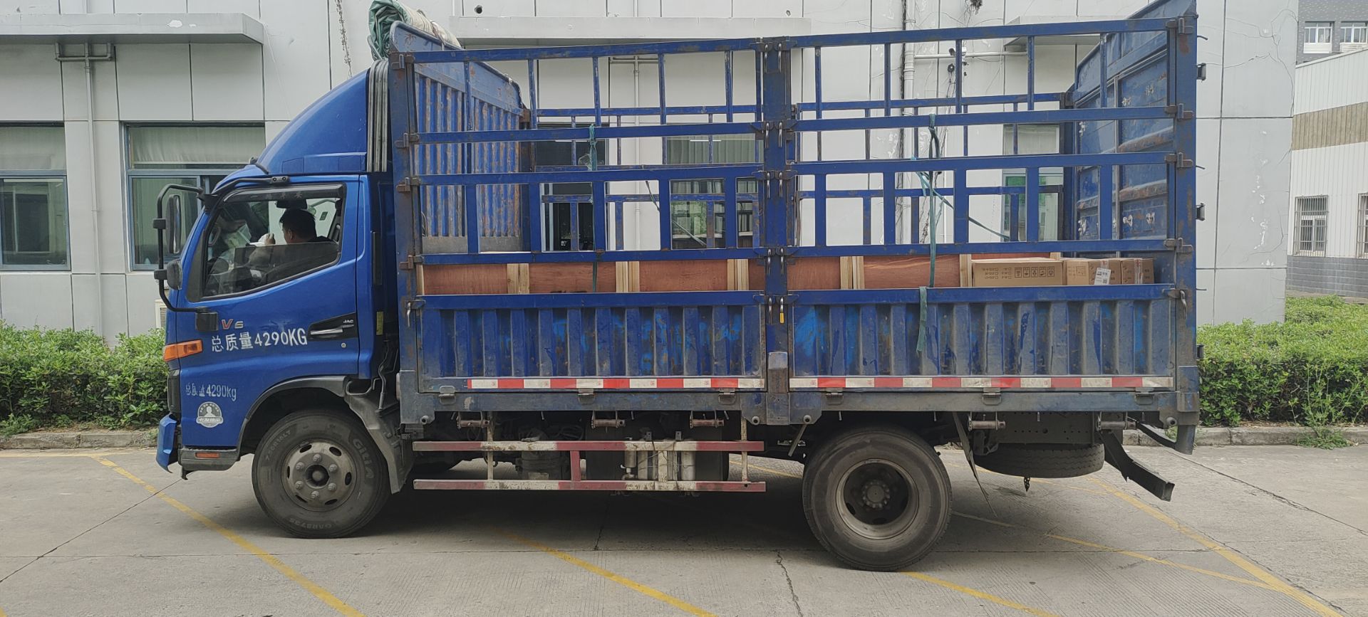 熱烈祝賀我公司配套的“印尼OBI4*380MW電廠工程220KV2#總降站35KV項目”135只35KV單支避雷器配套JS-8順利裝車發運！