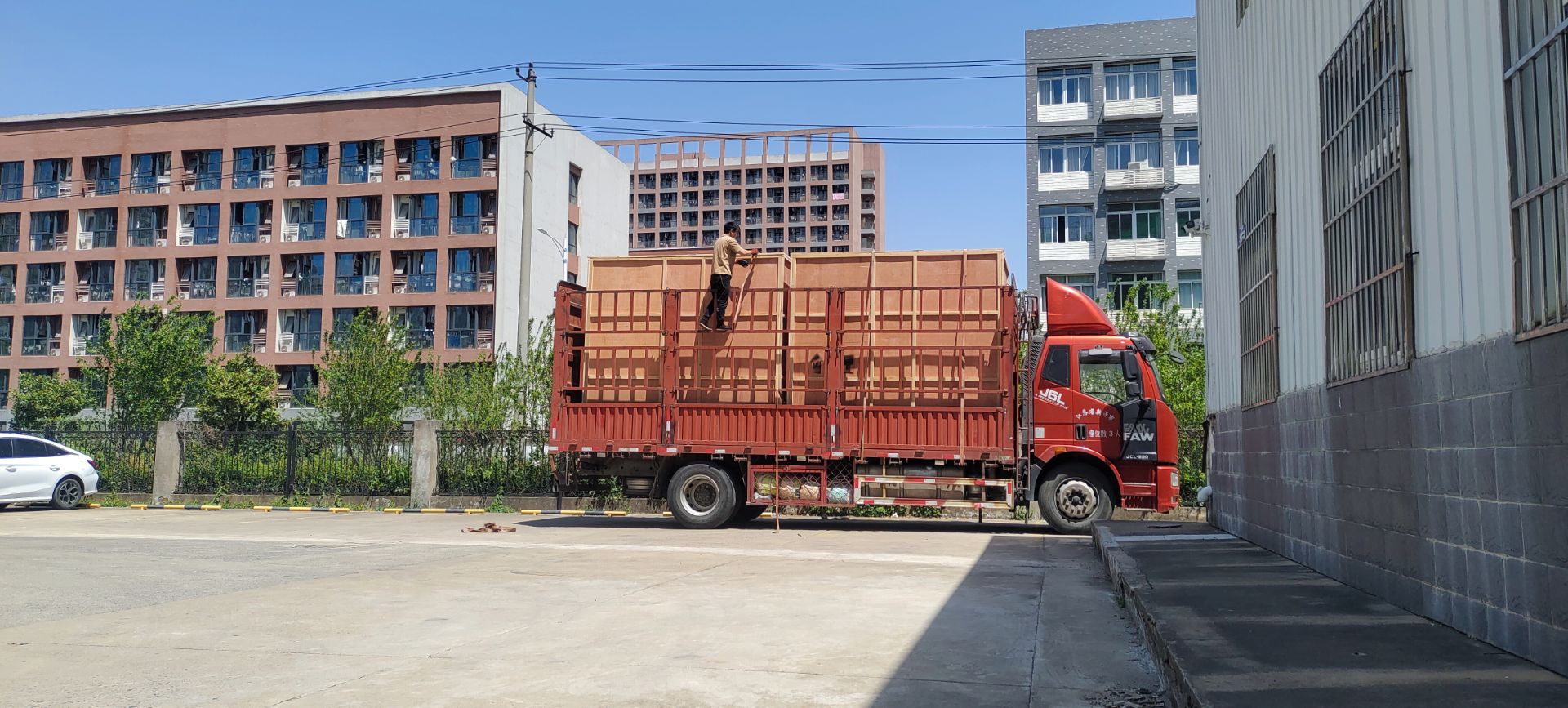 熱烈祝賀我公司配套的“淮河入道水道二期淮安樞紐工程-臨時機35KV開關站（1#/2#）項目”2臺35KV抑制柜順利裝車發運！