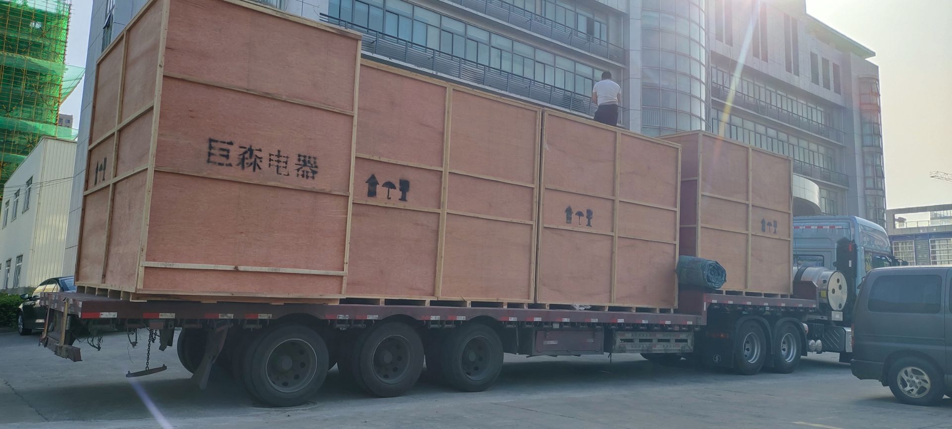 熱烈祝賀我公司配套的“印尼OBI4*380MW電廠工程220KV2#總降站35KV項目”4臺35KV抑制柜順利裝車發運！