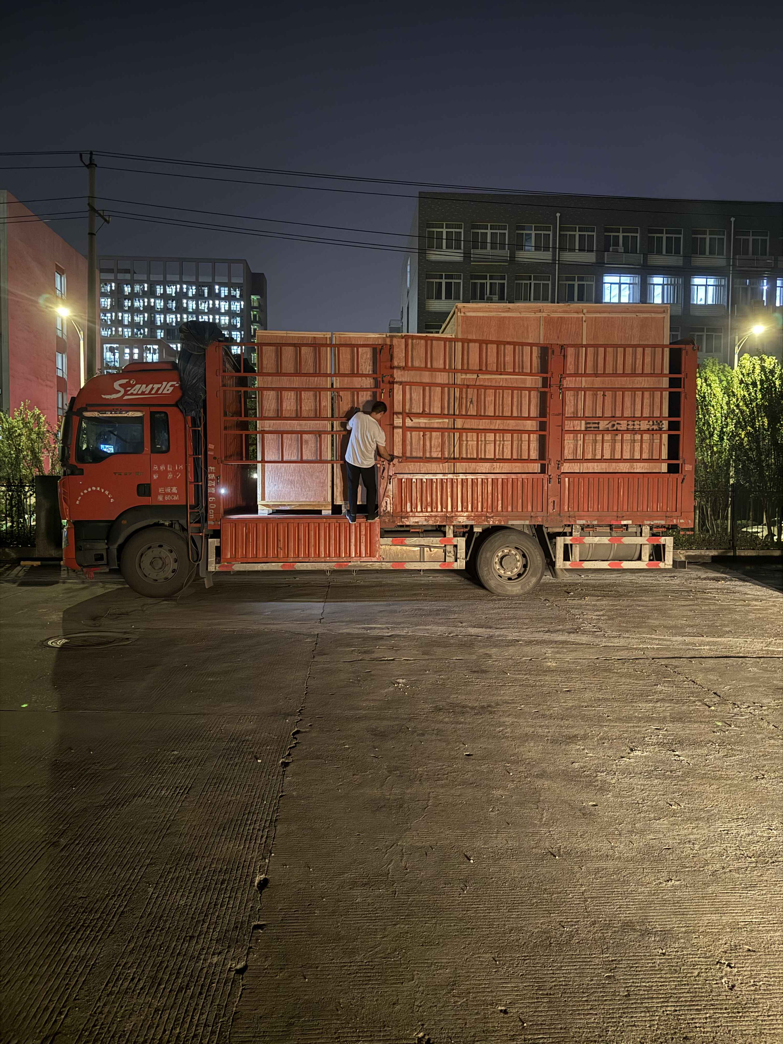 熱烈祝賀我公司配套的“長(zhǎng)興縣生活垃圾焚燒熱電（一期）項(xiàng)目”3臺(tái)10KV和1臺(tái)35KV低殘壓母線(xiàn)保護(hù)裝置披著星光順利裝車(chē)發(fā)運(yùn)！