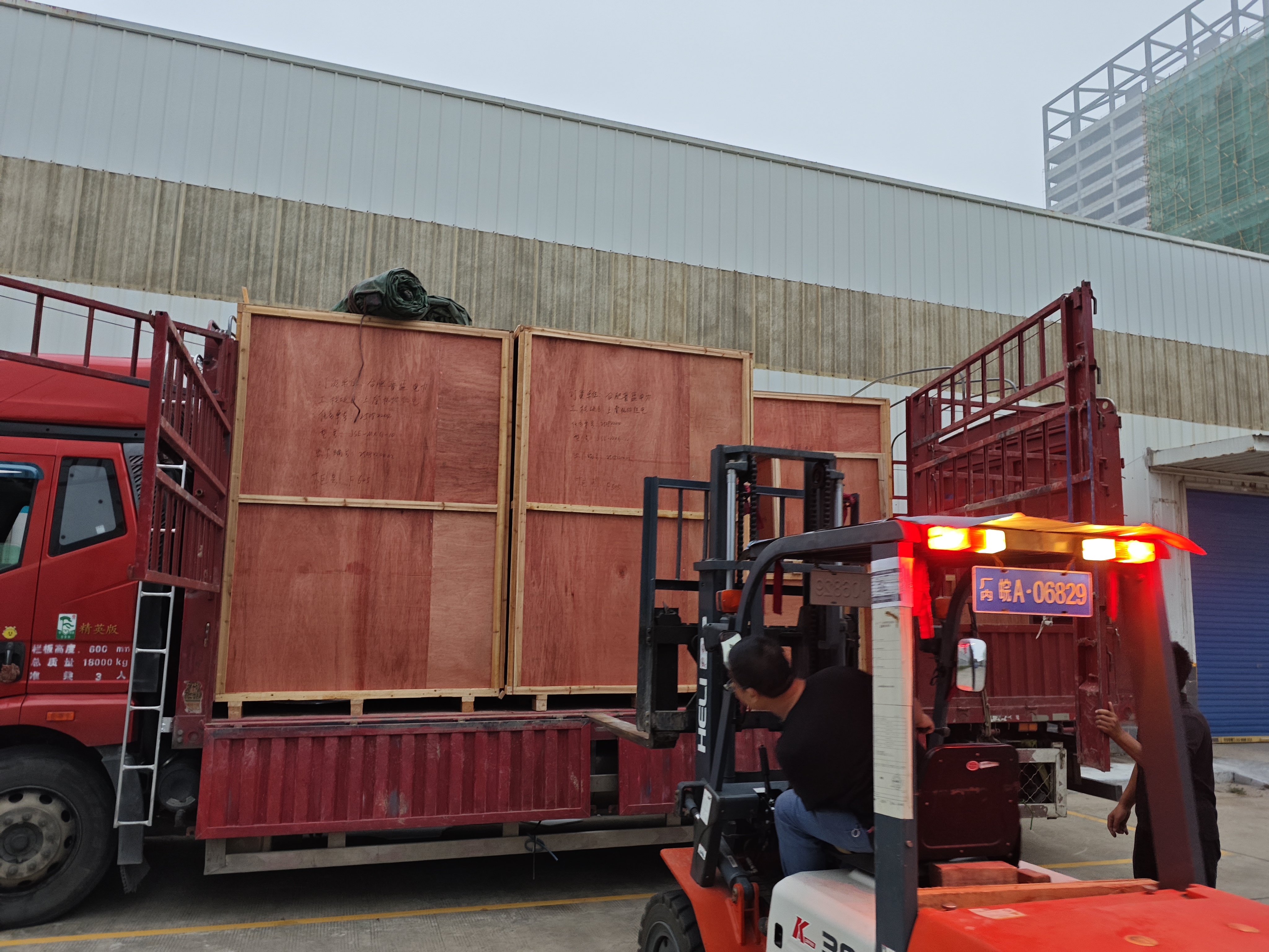 “紹興上虞杭協(xié)熱電項(xiàng)目”5臺(tái)10KV低殘壓母線(xiàn)保護(hù)裝置和5臺(tái)轉(zhuǎn)運(yùn)小車(chē)順利裝車(chē)發(fā)運(yùn)！